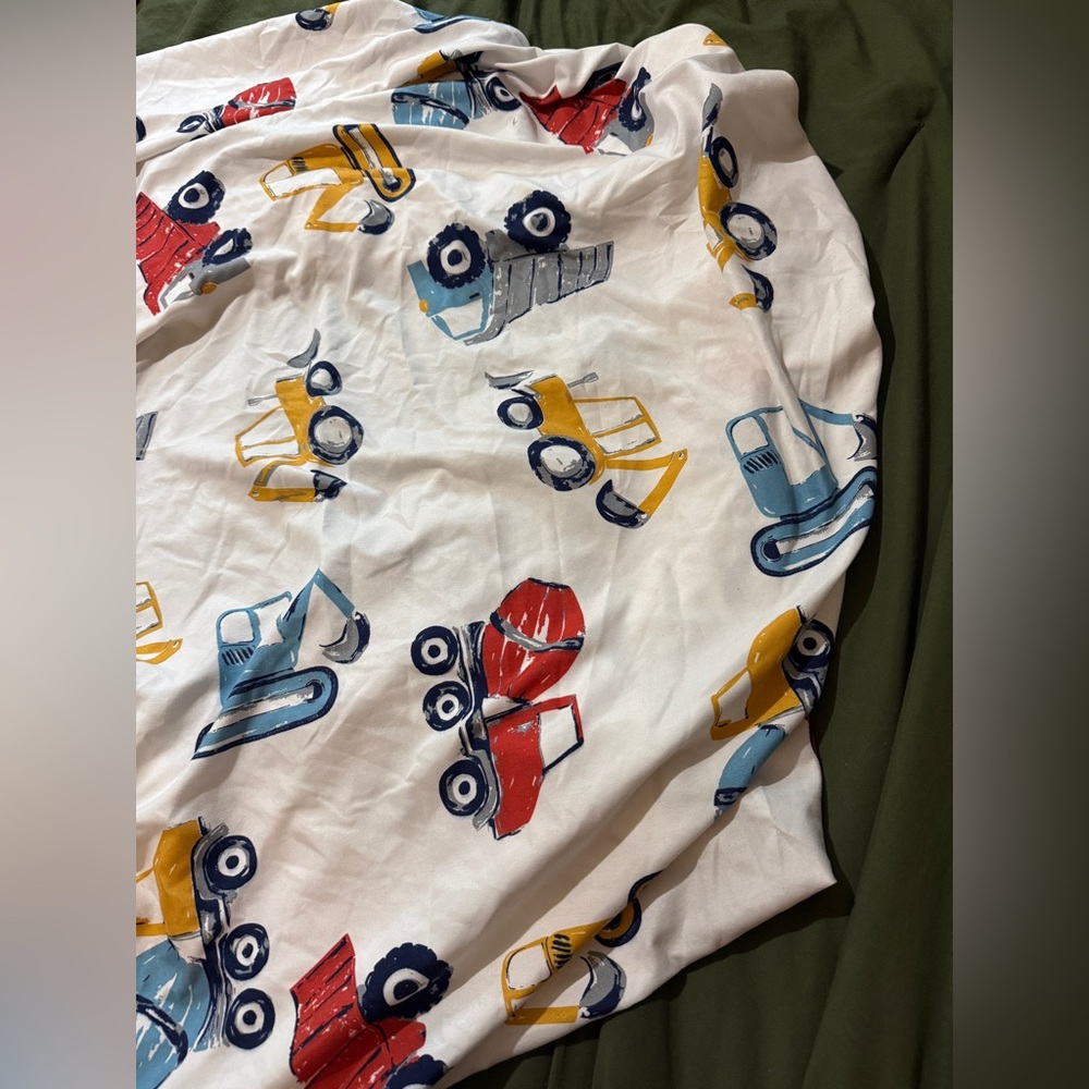 Fitted crib sheet